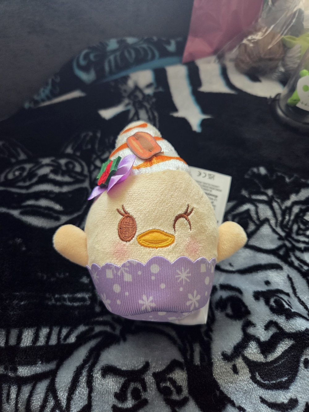 DISNEY munchings sleighin sweets mystery 4.5 daisy duck cupcake chase plush EUC